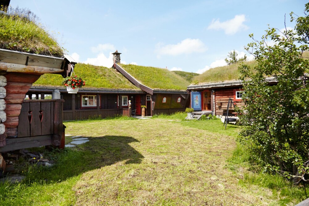 VAKKERT I VALDRES: Hyttetunet ligger ved foten av Spåtind, 1000 meter over havet, ikke langt fra Synnfjellmassivet. På alle takene og hele tunet er det lagt torv hentet fra en gammel setervoll på Golsfjellet. VAKKERT I VALDRES: Hyttetunet ligger ved foten av Spåtind, 1000 meter over havet, ikke langt fra Synnfjellmassivet. På alle takene og hele tunet er det lagt torv hentet fra en gammel setervoll på Golsfjellet.