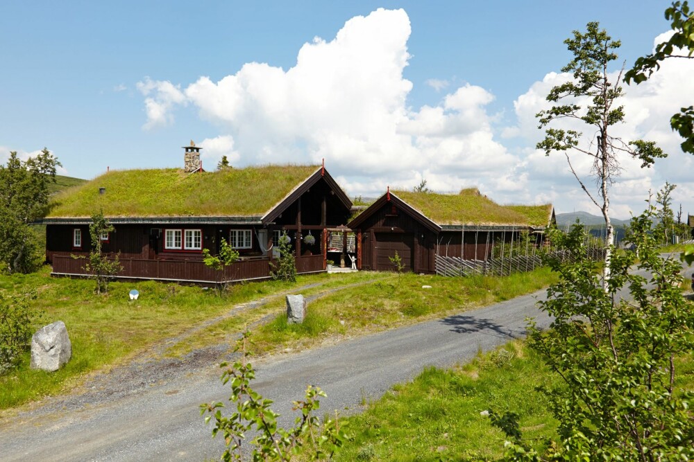 FIRE BYGNINGER: Tunet består av hovedhytte med garasje, stabburet Rosebui (til venstre) og annekset Huldrestua (til høyre). FIRE BYGNINGER: Tunet består av hovedhytte med garasje, stabburet Rosebui (til venstre) og annekset Huldrestua (til høyre).