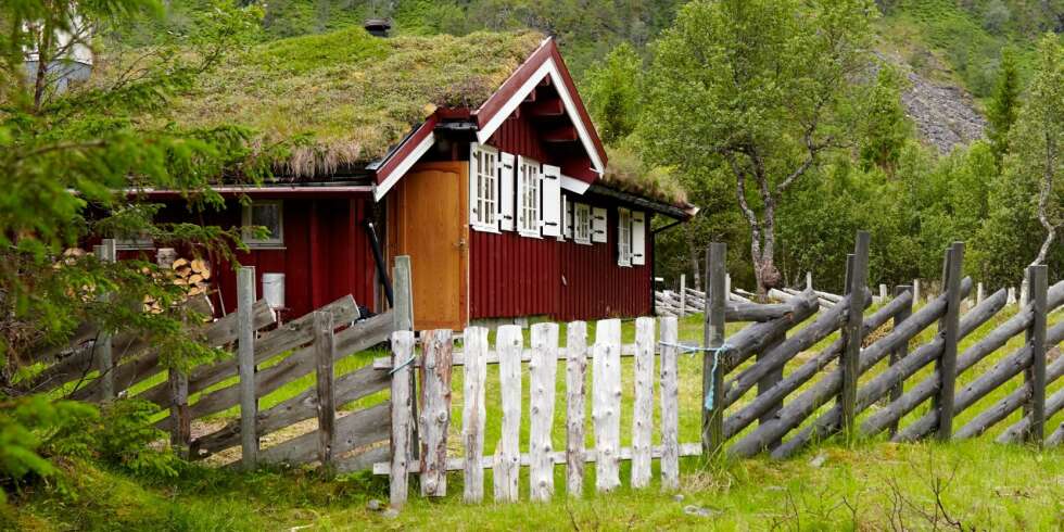 VED FJELLETS FOT: Breitinden gir le mot vinden, og her kan det være sol fra morgen til kveld. Skigarden sto der, og er impregnert så den kanskje kan vare evig. VED FJELLETS FOT: Breitinden gir le mot vinden, og her kan det være sol fra morgen til kveld. Skigarden sto der, og er impregnert så den kanskje kan vare evig.