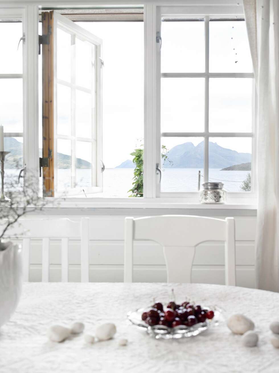 RETT UT: Fra spisestuen kan det føles som om man
sitter i vannkanten. Den nydelige utsikten kommer
virkelig til sin rett. Skulsfjorden glitrer med fjellene
Vengsøya og Blåmann i bakgrunnen. RETT UT: Fra spisestuen kan det føles som om man
sitter i vannkanten. Den nydelige utsikten kommer
virkelig til sin rett. Skulsfjorden glitrer med fjellene
Vengsøya og Blåmann i bakgrunnen.