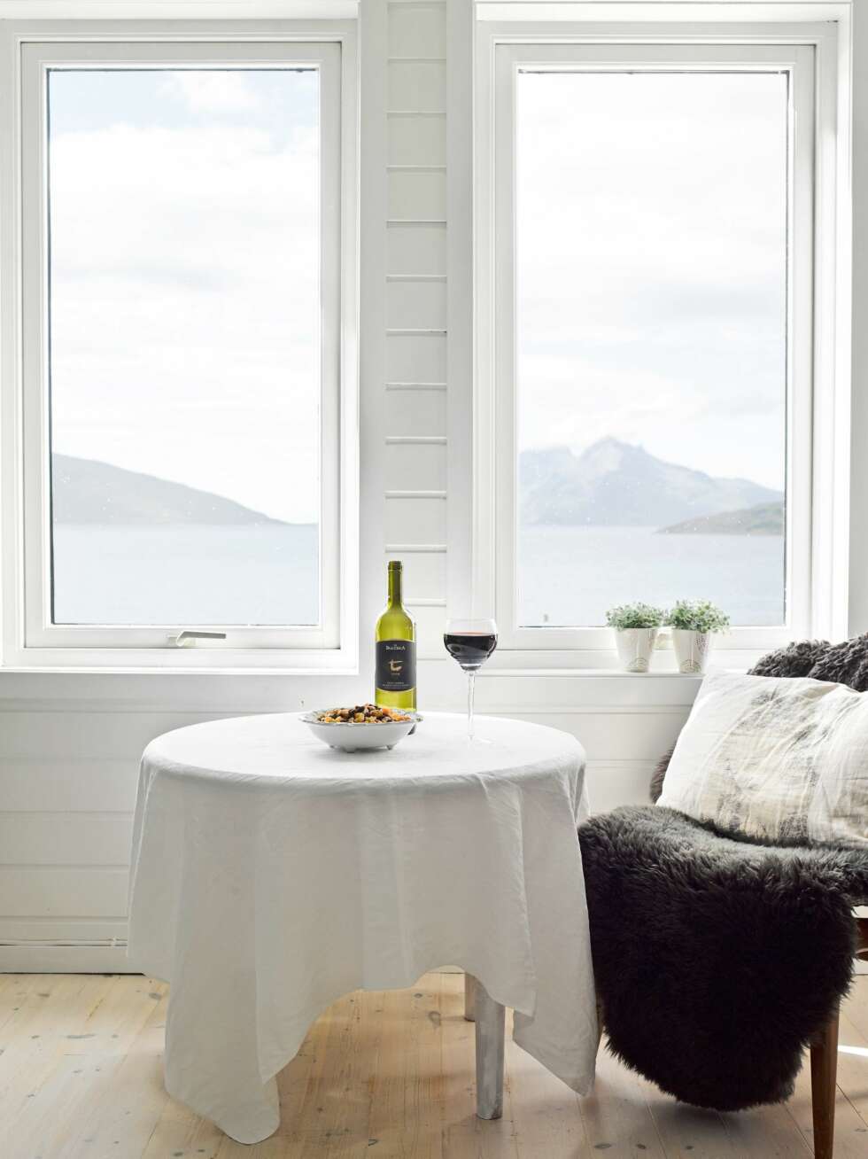 LUFTIG LOFT: I annen etasje er det godt å nyte utsikten
med et glass vin. Monica har en drøm om å bygge ut
overetasjen med at hele veggen blir i glass, slik at
utsikten kan utnyttes enda mer. LUFTIG LOFT: I annen etasje er det godt å nyte utsikten
med et glass vin. Monica har en drøm om å bygge ut
overetasjen med at hele veggen blir i glass, slik at
utsikten kan utnyttes enda mer.