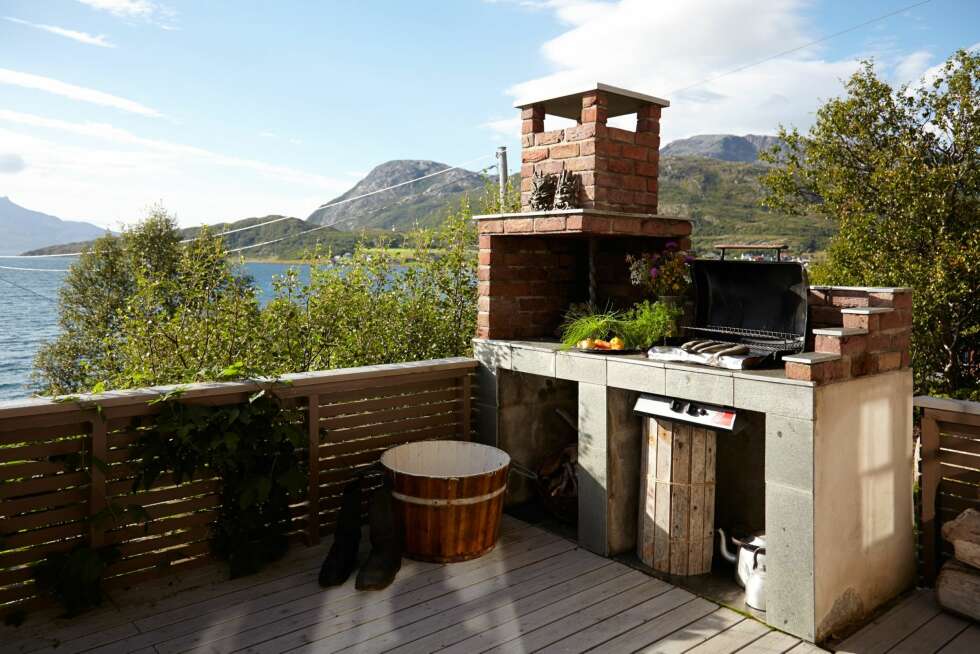 MAT I DET FRI: På utekjøkkenet grilles det ofte rykende fersk
ørret fra Skulsfjorden. En kveld de så ørreten sprette i
vannflaten, fikk Stig Otto tre på kroken på 30 minutter. MAT I DET FRI: På utekjøkkenet grilles det ofte rykende fersk
ørret fra Skulsfjorden. En kveld de så ørreten sprette i
vannflaten, fikk Stig Otto tre på kroken på 30 minutter.