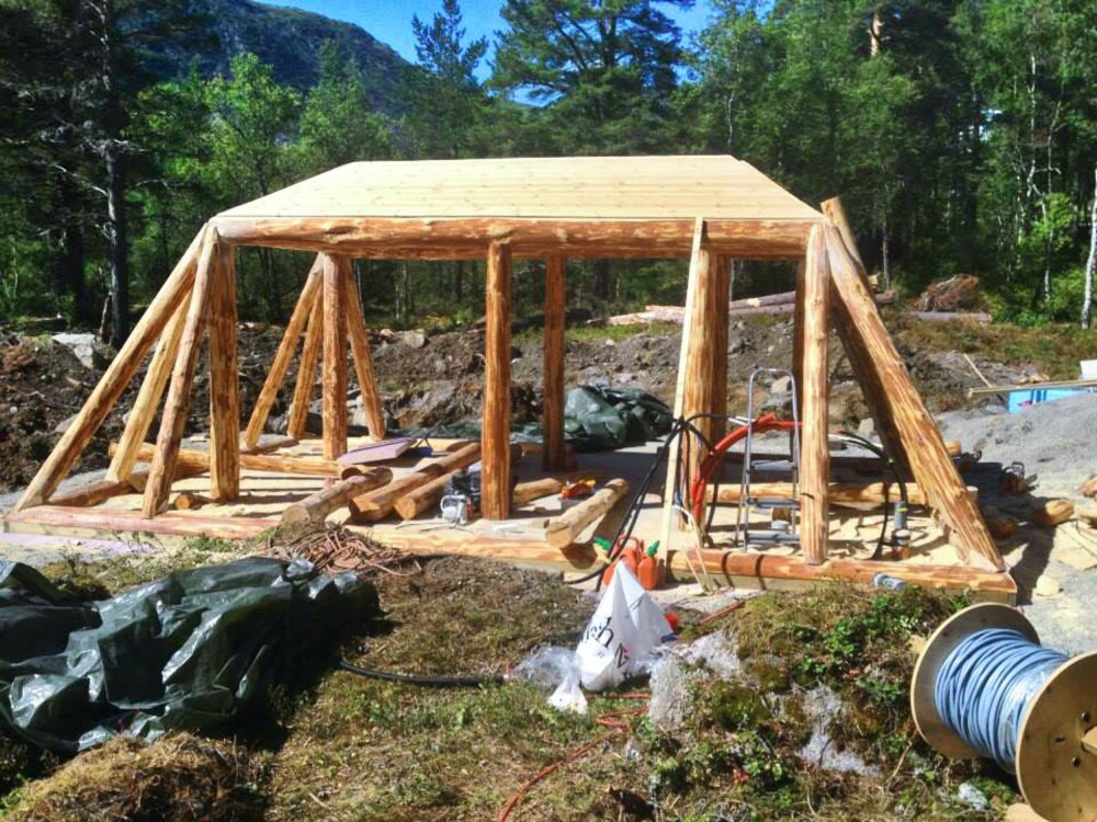 DEKKET AV JORD: En gamme er en enkel, gammel form for jordhytte. Den har reisverk av trevirke som er dekket med jord eller torv. Gammer forbindes først og fremst med samer, men er blitt brukt som bolig over hele landet. Vanligvis hadde en gamme ett rom, men den kunne også være avdelt i flere rom. Sverre Mørk bygget hytta og fullisolerte med Rocktorv i vegger og tak før jord ble lagt på. Det er brukt torvterninger, det vil si fastpresset torv som kan legges på bratte vegger uten vesentlig siging. FOTO: Sveinung Bråthen DEKKET AV JORD: En gamme er en enkel, gammel form for jordhytte. Den har reisverk av trevirke som er dekket med jord eller torv. Gammer forbindes først og fremst med samer, men er blitt brukt som bolig over hele landet. Vanligvis hadde en gamme ett rom, men den kunne også være avdelt i flere rom. Sverre Mørk bygget hytta og fullisolerte med Rocktorv i vegger og tak før jord ble lagt på. Det er brukt torvterninger, det vil si fastpresset torv som kan legges på bratte vegger uten vesentlig siging. FOTO: Sveinung Bråthen
