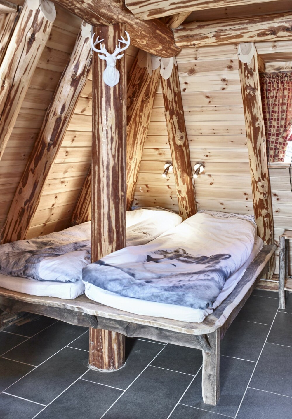 EGEN DESIGN: Innredningen og sengemøblene har Sverre tegnet og bygget selv. Bildet viser "hovedsoverommet" med plass til to voksne. FOTO: Sveinung Bråthen EGEN DESIGN: Innredningen og sengemøblene har Sverre tegnet og bygget selv. Bildet viser "hovedsoverommet" med plass til to voksne. FOTO: Sveinung Bråthen