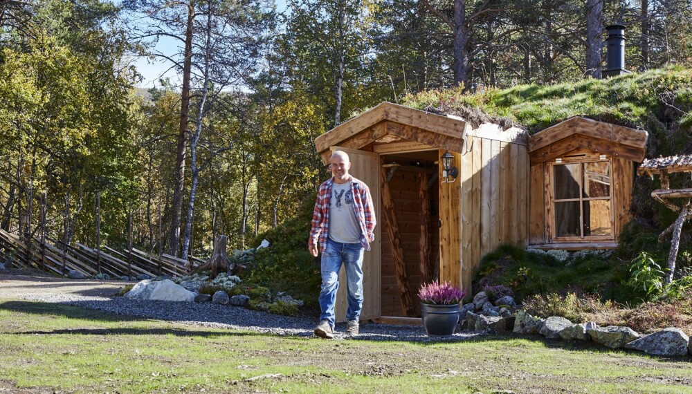BYGGET SEG EN JORDGAMME: Det har vært nok av nysgjerrige turister på «Hobbittunet». Og det er kanskje ikke så rart, jordhytta vekker oppsikt med sin særegne utforming. FOTO: Sveinung Bråthen BYGGET SEG EN JORDGAMME: Det har vært nok av nysgjerrige turister på «Hobbittunet». Og det er kanskje ikke så rart, jordhytta vekker oppsikt med sin særegne utforming. FOTO: Sveinung Bråthen