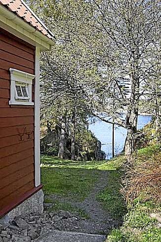 FISKING OG BADING: Denne eiendommen skal by på bade- og fiskemuligheter rett utenfor egen hytte. FISKING OG BADING: Denne eiendommen skal by på bade- og fiskemuligheter rett utenfor egen hytte.