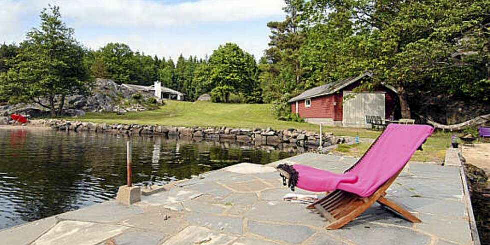 SØRLANDSPERLE: Hytte til salgs i Sørvika ved Nørholm, med 75 meter strandlinje og brygge. (Prisantydning: 21.000.000) SØRLANDSPERLE: Hytte til salgs i Sørvika ved Nørholm, med 75 meter strandlinje og brygge. (Prisantydning: 21.000.000)