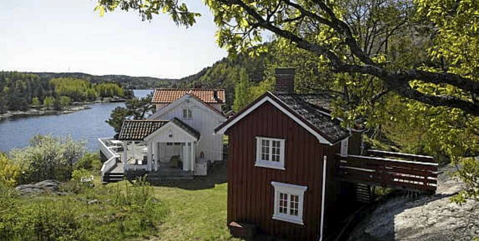 RISØR: Fritidsbolig i Risør, med 85 meter strandlinje, brygge, båthus og gjestehus. (Prisantydning 10.950.000,-) RISØR: Fritidsbolig i Risør, med 85 meter strandlinje, brygge, båthus og gjestehus. (Prisantydning 10.950.000,-)