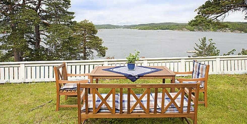 IDYLL: Hovedhytte, innredet stabbur, anneks og snurredo, samt cirka 70 meter strandlinje, brygge og båtplass i Lillesand. (Prisantydning: 5.000.000,-) IDYLL: Hovedhytte, innredet stabbur, anneks og snurredo, samt cirka 70 meter strandlinje, brygge og båtplass i Lillesand. (Prisantydning: 5.000.000,-)