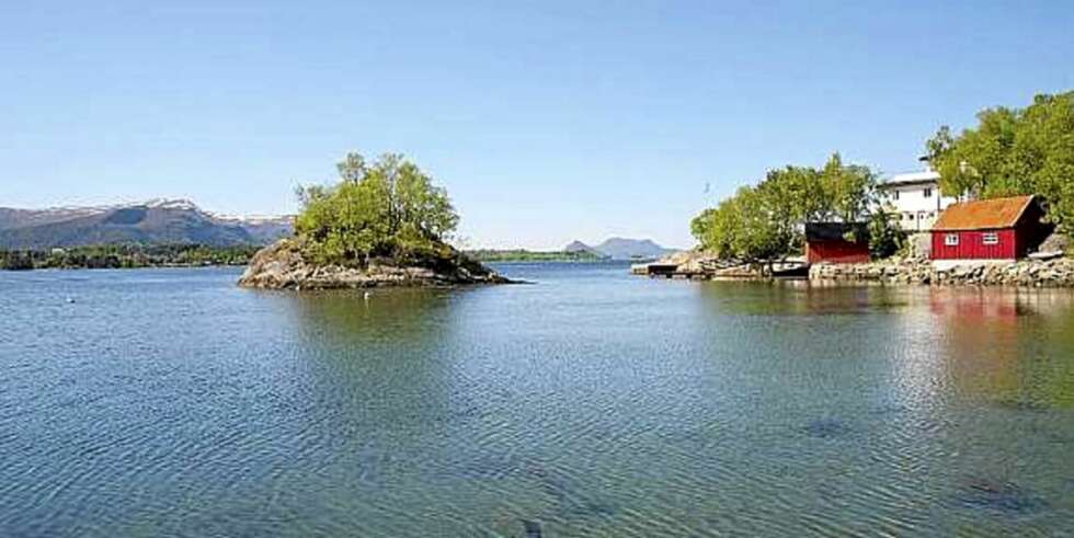 NAUST OG BRYGGE: Naust, brygge og ny, moderne hytte ved sjøen er til salgs i Naustvågen i Ålesund. (Prisantydning: 7.300.000,-) NAUST OG BRYGGE: Naust, brygge og ny, moderne hytte ved sjøen er til salgs i Naustvågen i Ålesund. (Prisantydning: 7.300.000,-)