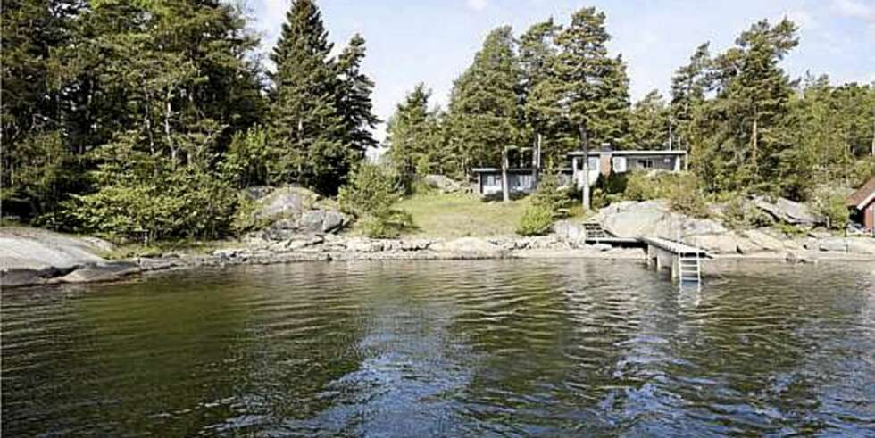 SJØUTSIKT: Landsted med cirka 30 m strandlinje og sandstrand og brygge på Veierland, Nøtterøy. (Prisantydning: 6.500.000,-) SJØUTSIKT: Landsted med cirka 30 m strandlinje og sandstrand og brygge på Veierland, Nøtterøy. (Prisantydning: 6.500.000,-)