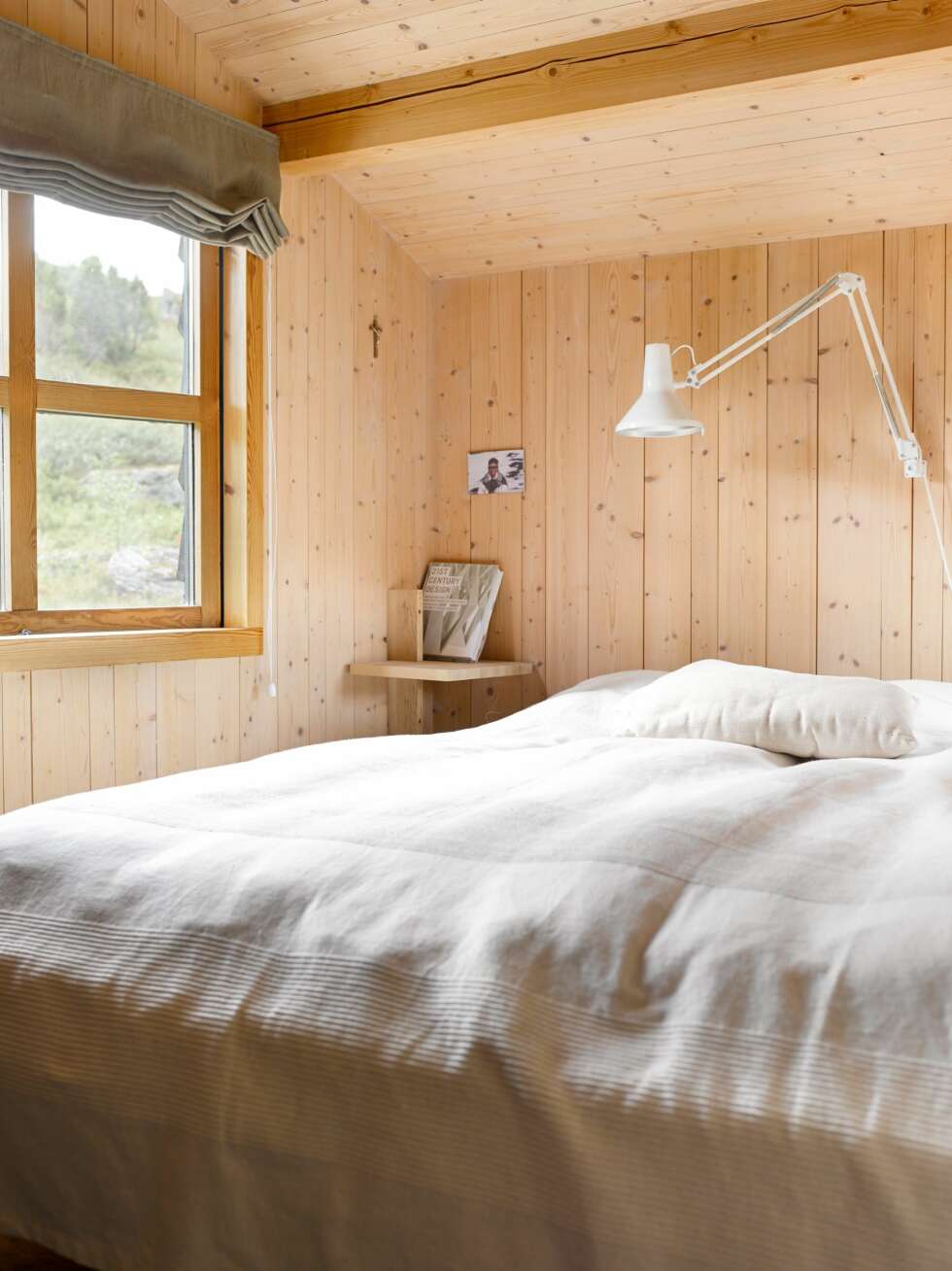 SOV I RO: Det er to soverom
pluss hems i hovedhytta. Som i resten
av hytta, er det benyttet tre ulike
kledningsdimensjoner på veggene.
Vindusomramming er i furu og gulvet i gran. Foto: Per Erik Jæger SOV I RO: Det er to soverom
pluss hems i hovedhytta. Som i resten
av hytta, er det benyttet tre ulike
kledningsdimensjoner på veggene.
Vindusomramming er i furu og gulvet i gran. Foto: Per Erik Jæger