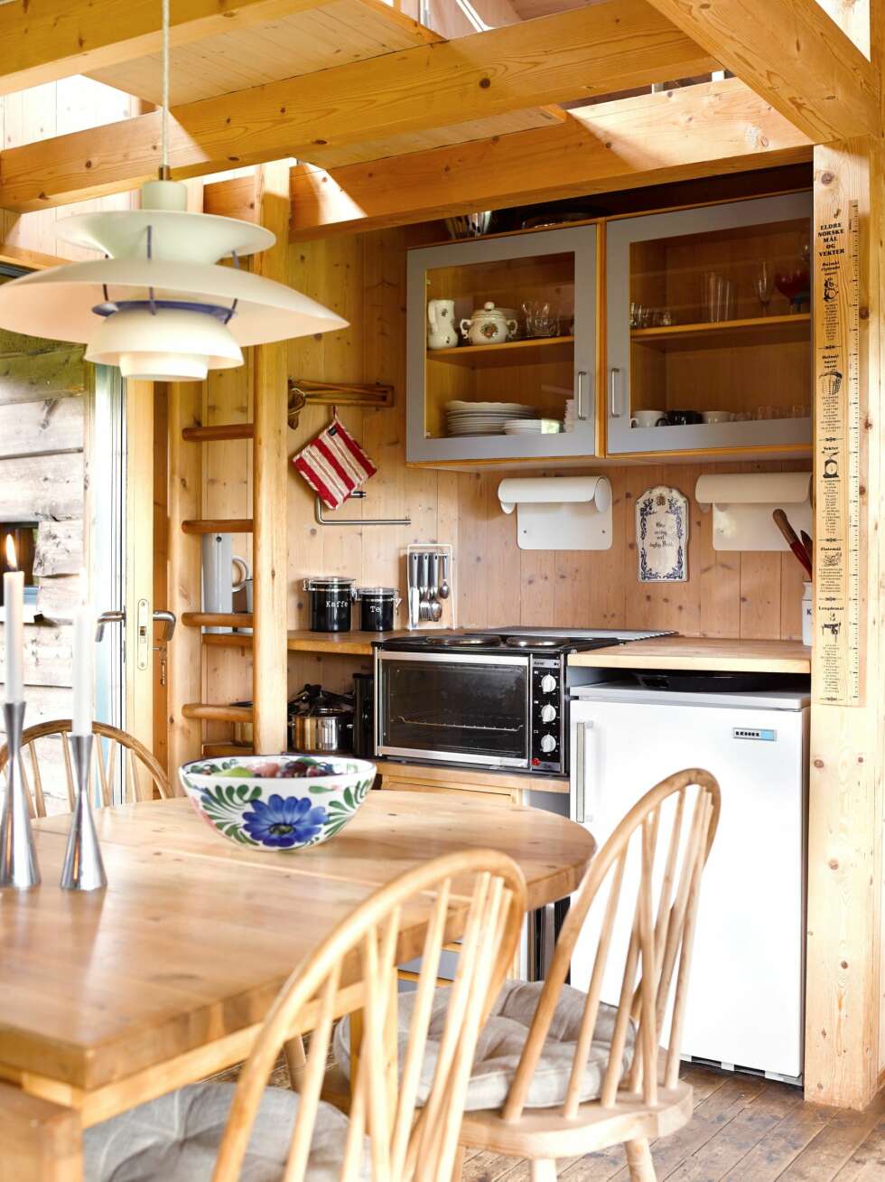 EGEN DESIGN: Ragnar har
tegnet alt selv, også utformingen av
kjøkkenet i hovedhytta. Stigen til venstre
i bildet går opp til en lav, liten hems
der det ligger to madrasser. Foto: Per Erik Jæger EGEN DESIGN: Ragnar har
tegnet alt selv, også utformingen av
kjøkkenet i hovedhytta. Stigen til venstre
i bildet går opp til en lav, liten hems
der det ligger to madrasser. Foto: Per Erik Jæger