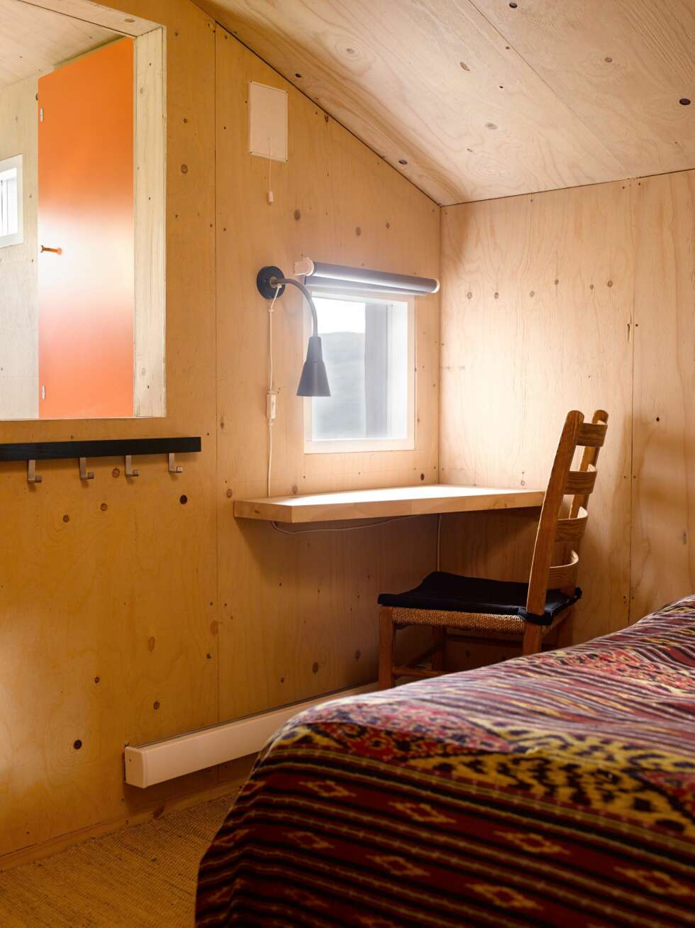 GOD PLASSUTNYTTELSE:
En bordplate skrudd rett på veggen kan fint fungere som en arbeidspult. Det kan
ikke gjøres enklere enn det. Bildet er fra soverommet i annekset. Foto: Per Erik Jæger GOD PLASSUTNYTTELSE:
En bordplate skrudd rett på veggen kan fint fungere som en arbeidspult. Det kan
ikke gjøres enklere enn det. Bildet er fra soverommet i annekset. Foto: Per Erik Jæger