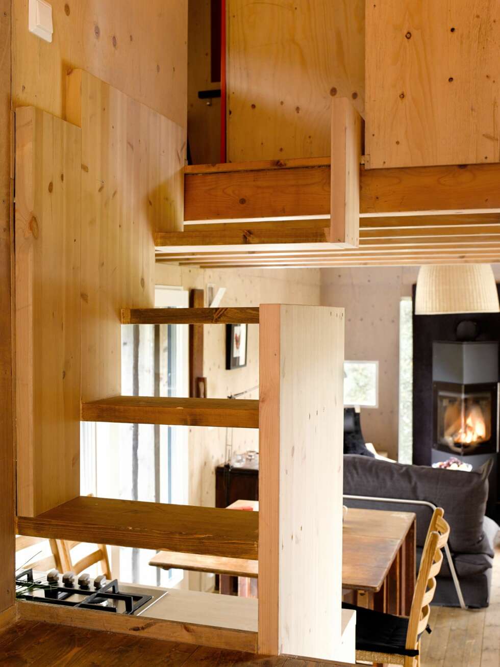 SMARTE DETALJER: Trappen opp til soverommet i annekset fungerer også som en del av kjøkkeninnredningen. Foto: Per Erik Jæger SMARTE DETALJER: Trappen opp til soverommet i annekset fungerer også som en del av kjøkkeninnredningen. Foto: Per Erik Jæger
