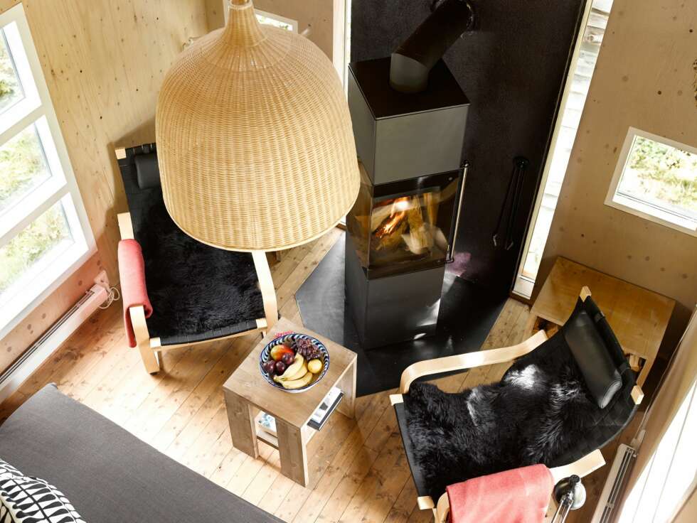 MODERNE STIL: Stua i annekset har et mer moderne uttrykk og ovnen fra danske Rais har blitt et midtpunkt. Foto: Per Erik Jæger MODERNE STIL: Stua i annekset har et mer moderne uttrykk og ovnen fra danske Rais har blitt et midtpunkt. Foto: Per Erik Jæger