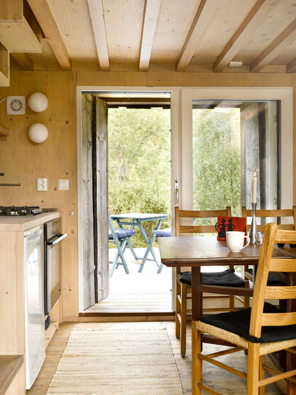 GJENNOMLYS: Å få naturen inn i hytta, har vært viktig for arkitekt Ragnar Osnes, slik at det er mulig å sitte hvor som helst og ha nærkontakt med
naturen. Det er derfor utgang på hver side av kjøkkenet i annekset. Foto: Per Erik Jæger GJENNOMLYS: Å få naturen inn i hytta, har vært viktig for arkitekt Ragnar Osnes, slik at det er mulig å sitte hvor som helst og ha nærkontakt med
naturen. Det er derfor utgang på hver side av kjøkkenet i annekset. Foto: Per Erik Jæger