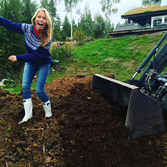 SISTE FINISH: Gunhild Nytrøen bidro med skyggegraving da det skulle legges plen utenfor den nye hytta på Søre Osen i Trysil. SISTE FINISH: Gunhild Nytrøen bidro med skyggegraving da det skulle legges plen utenfor den nye hytta på Søre Osen i Trysil.