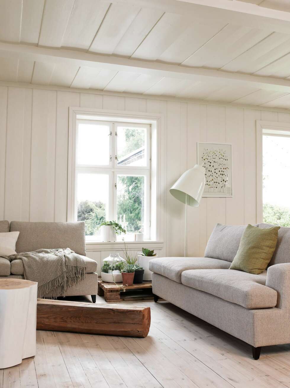 NATURELEMENTER: De store vinduene er uten gardiner, men så er det da heller ingen gjenboere å gjemme seg for. Gulvlampen heter Caravaggio, designet av Cecilie Manz for Lightyears. Sofaene er kjøpt hos Slettvoll. Egenproduserte stubber fungerer som både bord og blomsterpotter. Styling: Kirsten Visdal. NATURELEMENTER: De store vinduene er uten gardiner, men så er det da heller ingen gjenboere å gjemme seg for. Gulvlampen heter Caravaggio, designet av Cecilie Manz for Lightyears. Sofaene er kjøpt hos Slettvoll. Egenproduserte stubber fungerer som både bord og blomsterpotter. Styling: Kirsten Visdal.