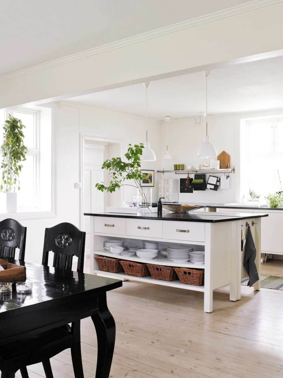 ÅPNET OPP: I taket er restene av en revet vegg. Kjøkkenet er fra Ikea, men malt hvitt. Benkeplater og spisemøblemen er malt med bengalakk, en slitesterk og rimelig behandling. Stoler og bordben er arvet. Pendler fra Louis Poulsen i to størrelser henger over øya og langs veggen. Styling: Kirsten Visdal. ÅPNET OPP: I taket er restene av en revet vegg. Kjøkkenet er fra Ikea, men malt hvitt. Benkeplater og spisemøblemen er malt med bengalakk, en slitesterk og rimelig behandling. Stoler og bordben er arvet. Pendler fra Louis Poulsen i to størrelser henger over øya og langs veggen. Styling: Kirsten Visdal.