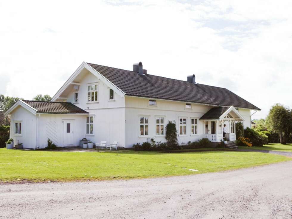 KROSSER GÅRD: Våningshuset er lavere enn mange sveitserhus, men bygget i samme stil. Tvers over tunet ligger den røde låven der Cathrine har verkstedet sitt. KROSSER GÅRD: Våningshuset er lavere enn mange sveitserhus, men bygget i samme stil. Tvers over tunet ligger den røde låven der Cathrine har verkstedet sitt.