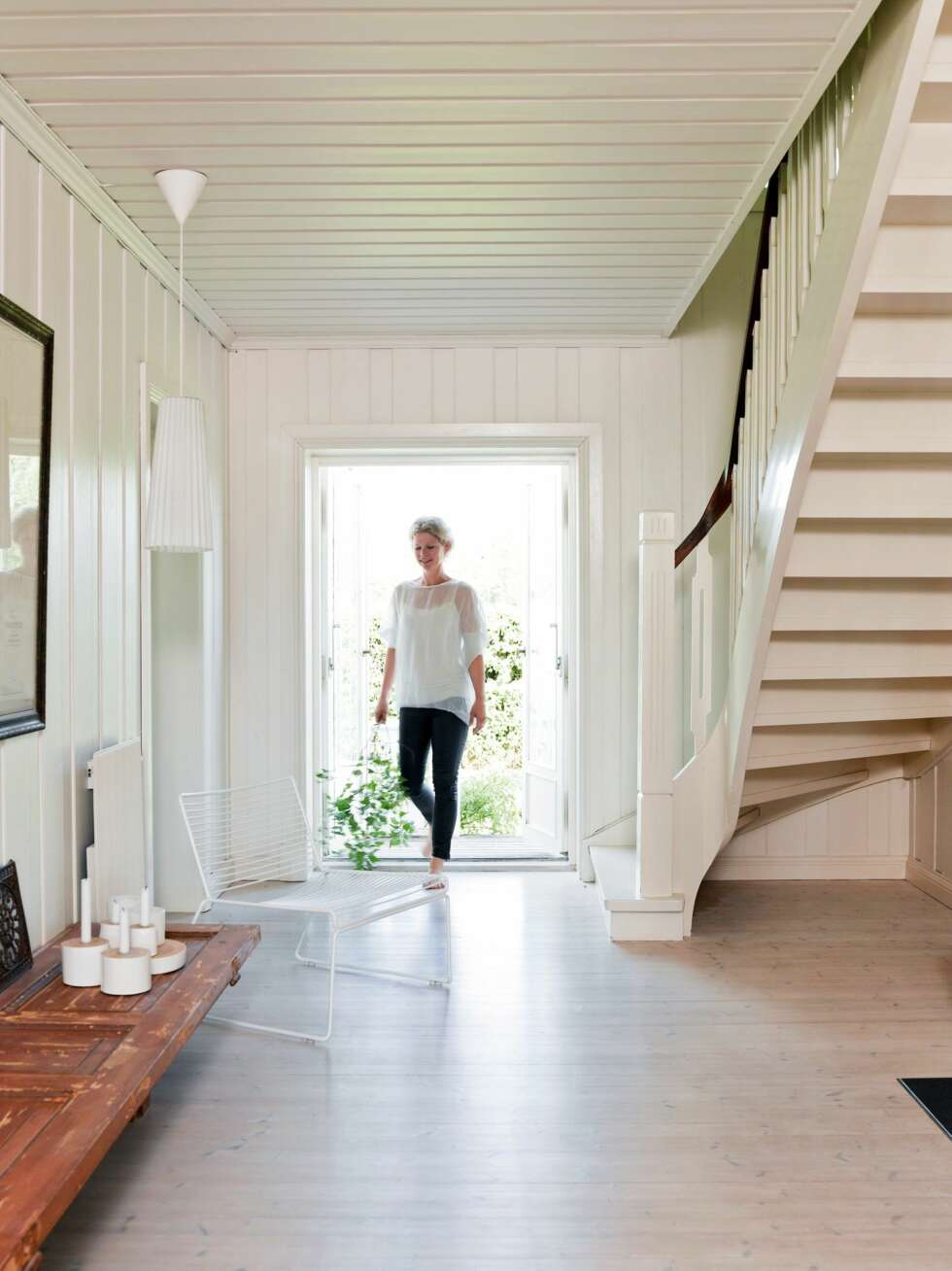 LUFTIG: En rommelig hall ønsker velkommen. Både stolen fra Hay
og takpendelen fra Ikea tar opp rillene i radiatoren på veggen - detaljer Cathrine har tenkt på. Styling: Kirsten Visdal. LUFTIG: En rommelig hall ønsker velkommen. Både stolen fra Hay
og takpendelen fra Ikea tar opp rillene i radiatoren på veggen - detaljer Cathrine har tenkt på. Styling: Kirsten Visdal.