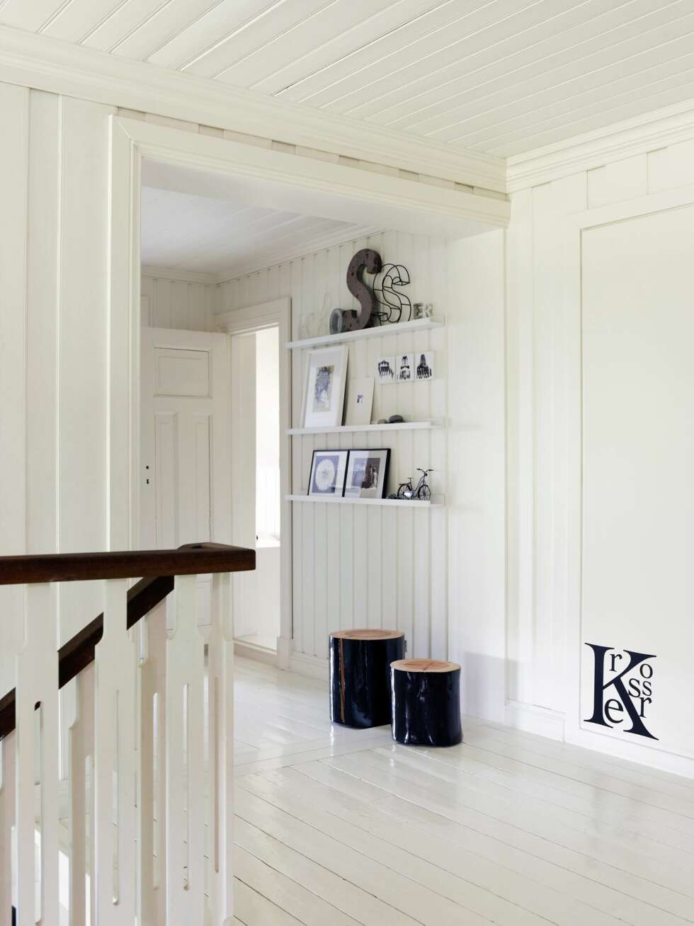 REV VEGGER: I andre etasje ble flere vegger revet for å gi gjennomlys, og beboerne har hentet frem gamle gulv og tak og malt alt hvitt. Styling: Kirsten Visdal. REV VEGGER: I andre etasje ble flere vegger revet for å gi gjennomlys, og beboerne har hentet frem gamle gulv og tak og malt alt hvitt. Styling: Kirsten Visdal.