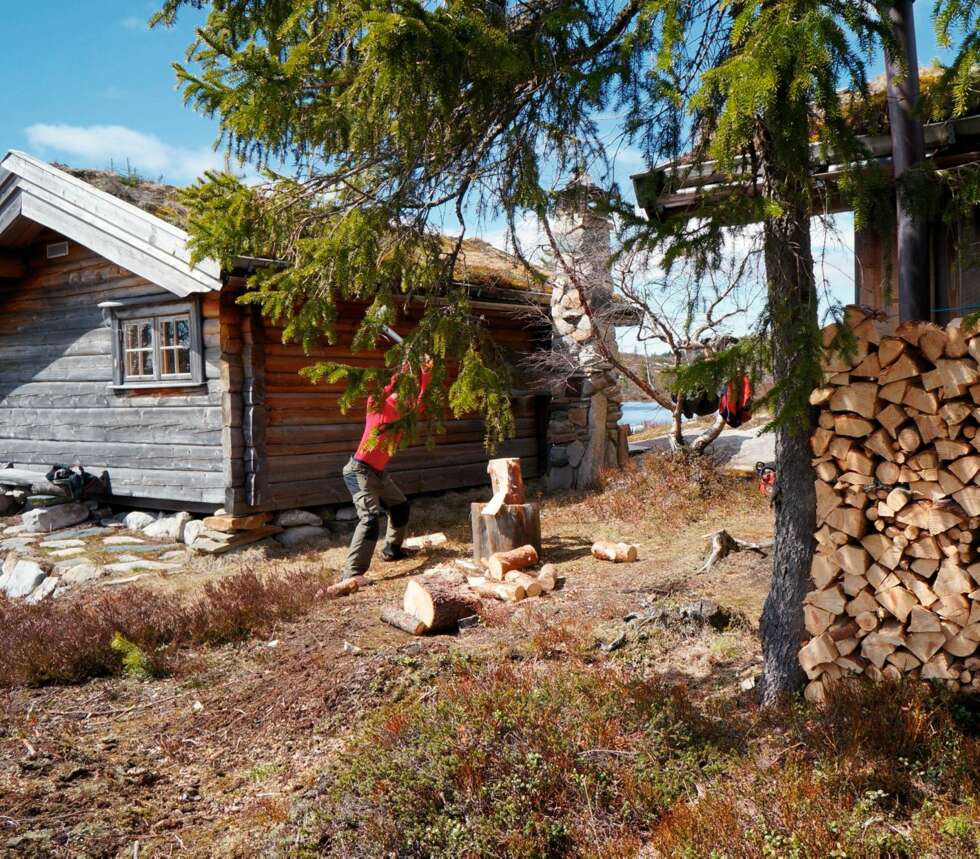 NORGES DRØMMEHYTTE: Juryen falt blant annet for beskrivelsen av hvordan hytta ble til. Fagjuryen består av redaktør Mette K. Stene-Johansen, Hyttelivs arkitekt Kjersti Thoen, interiørekspert Signe Schineller og Hyttelivs ekspert Øivind Lie. NORGES DRØMMEHYTTE: Juryen falt blant annet for beskrivelsen av hvordan hytta ble til. Fagjuryen består av redaktør Mette K. Stene-Johansen, Hyttelivs arkitekt Kjersti Thoen, interiørekspert Signe Schineller og Hyttelivs ekspert Øivind Lie.