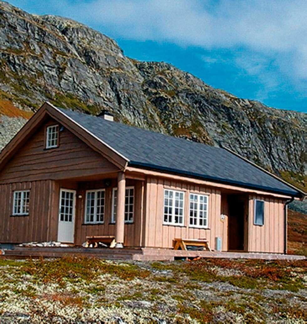 HEDERLIG OMTALE II: Hytta til Vibeke Reigstad på Tyin ligger fantastisk til i høyfjellet. Den er enkel, robust, og praktisk. HEDERLIG OMTALE II: Hytta til Vibeke Reigstad på Tyin ligger fantastisk til i høyfjellet. Den er enkel, robust, og praktisk.