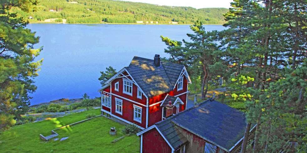 TIL SALGS: Krokstrand Solvik, Strømstad. Pris 3 995 000 svenske kroner eller 3,3 millioner norske kroner. Type frittliggende villa, 1 ½ plan. Antall rom 5. Boareal 64 kvm. Tomt 1207 kvm. Byggår 1923. TIL SALGS: Krokstrand Solvik, Strømstad. Pris 3 995 000 svenske kroner eller 3,3 millioner norske kroner. Type frittliggende villa, 1 ½ plan. Antall rom 5. Boareal 64 kvm. Tomt 1207 kvm. Byggår 1923.
