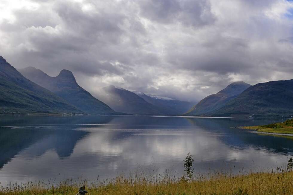 WOW I NORD: Utsikten over Storfjorden og de alpine toppene i Lyngen-området er upåklagelig. På den andre siden av fjorden ligger blant annet Reppifjellet og Hattefjellet. WOW I NORD: Utsikten over Storfjorden og de alpine toppene i Lyngen-området er upåklagelig. På den andre siden av fjorden ligger blant annet Reppifjellet og Hattefjellet.