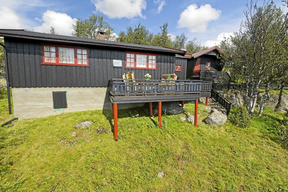 TIL SALGS: Svarthamar i Ål. Primærrom 65 kvm. Soverom 3. Byggeår 1968. Tomt 1 000 kvm. Prisantydning 1 450 000. TIL SALGS: Svarthamar i Ål. Primærrom 65 kvm. Soverom 3. Byggeår 1968. Tomt 1 000 kvm. Prisantydning 1 450 000.