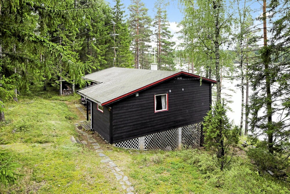 TIL SALGS: Hytte ved Øymarksjøen. Primærrom 60. Soverom 2. Byggeår 1974. Tomt 1 500 kvm. Prisantydning 1 400 000. TIL SALGS: Hytte ved Øymarksjøen. Primærrom 60. Soverom 2. Byggeår 1974. Tomt 1 500 kvm. Prisantydning 1 400 000.