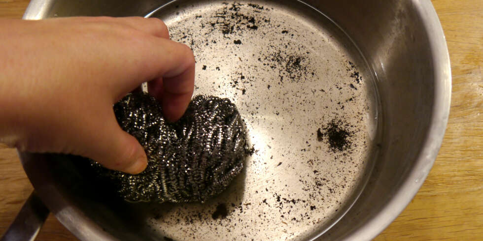 LETT Å FÅ BORT: Vi brukte en skrubb for å få vekk de restene, men de satt veldig løst, så du kan med hell bruke en svamp eller lignende. LETT Å FÅ BORT: Vi brukte en skrubb for å få vekk de restene, men de satt veldig løst, så du kan med hell bruke en svamp eller lignende.