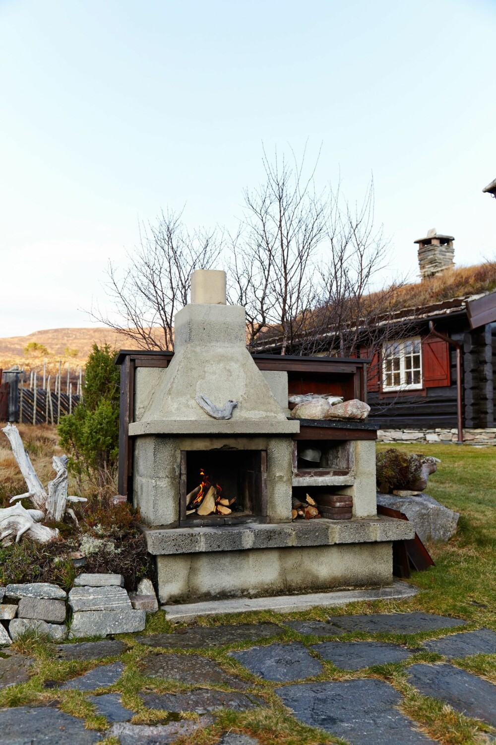 UTELIV: Utepeisen har Arne murt selv. Nesten alle kvelder om høsten tilbringes her når været er i godlune. Da blir det servert middag fra grillen. UTELIV: Utepeisen har Arne murt selv. Nesten alle kvelder om høsten tilbringes her når været er i godlune. Da blir det servert middag fra grillen.