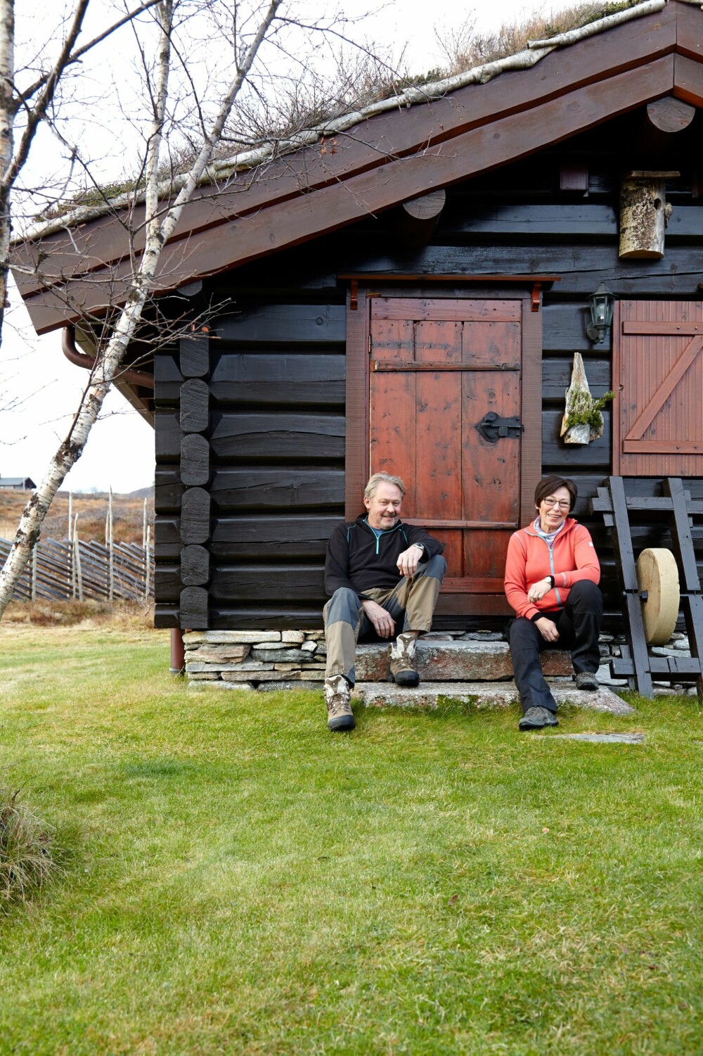 FINE DETALJER: Den flotte hytta er for et livsverk å regne. Arne og Ann Mari har lagt stor flid i detaljene. Legg merke til den morsomme fuglekassen. FINE DETALJER: Den flotte hytta er for et livsverk å regne. Arne og Ann Mari har lagt stor flid i detaljene. Legg merke til den morsomme fuglekassen.