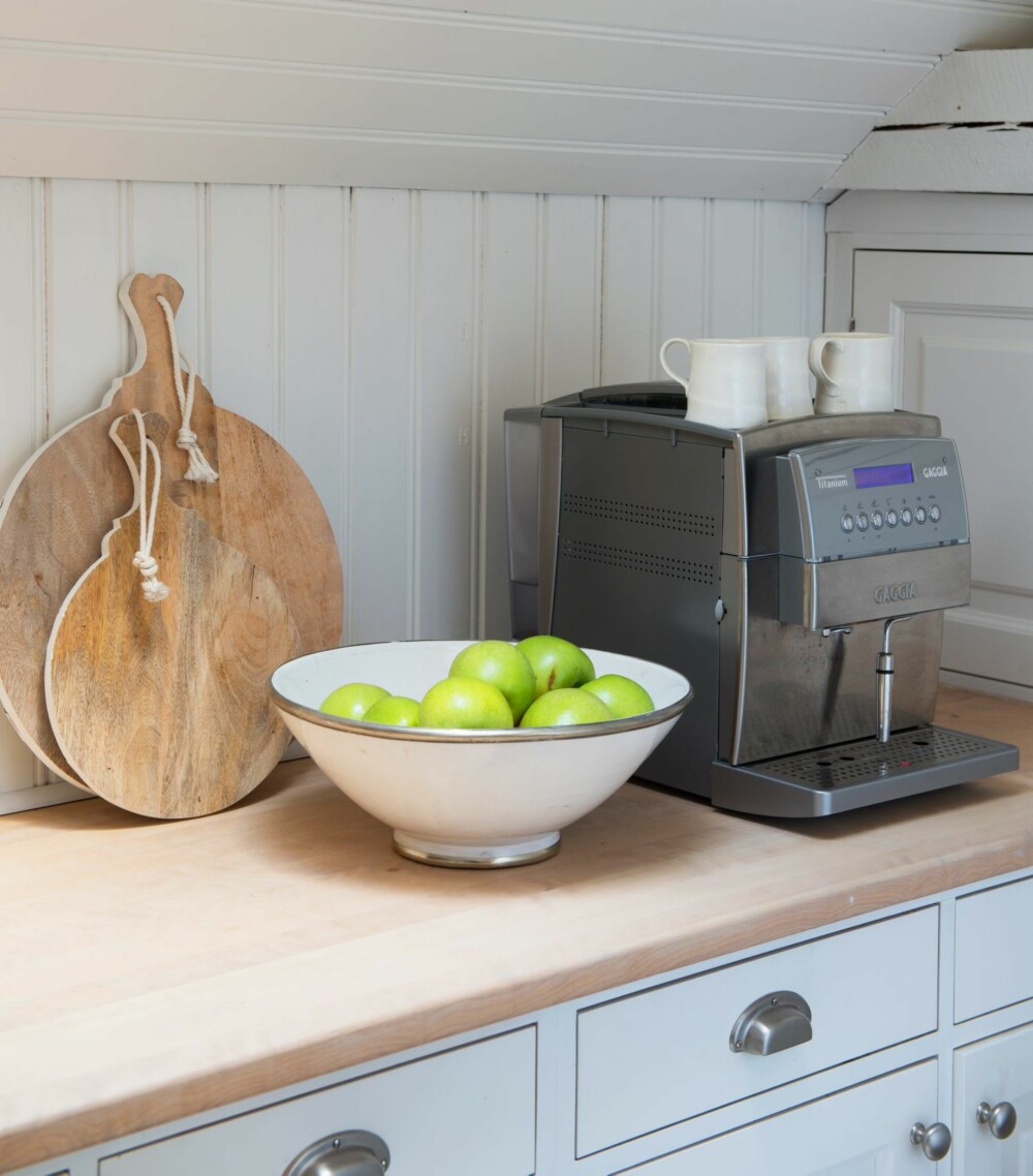 PRAKTISK OG PENT: I kjøkkenet er kroker og hjørner utnyttet med plassbygde hyller og skap. Fjøler fra HK Living. Styling: Tone Kroken. PRAKTISK OG PENT: I kjøkkenet er kroker og hjørner utnyttet med plassbygde hyller og skap. Fjøler fra HK Living. Styling: Tone Kroken.