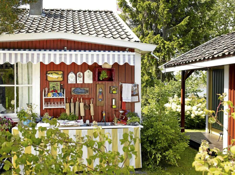 ENKELT: Dette utekjøkkenet er enkelt, men inneholder det nødvendige for å lage mat utendørs. ENKELT: Dette utekjøkkenet er enkelt, men inneholder det nødvendige for å lage mat utendørs.