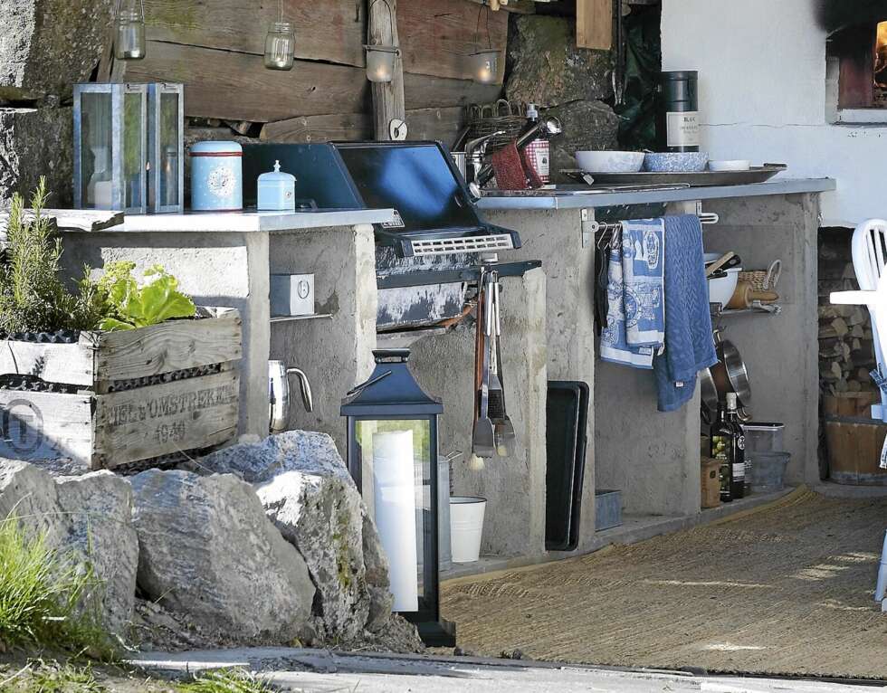HJEMMELAGET: Hyllene er murt i betong, og benkeplatene i finer er belagt med sink. HJEMMELAGET: Hyllene er murt i betong, og benkeplatene i finer er belagt med sink.