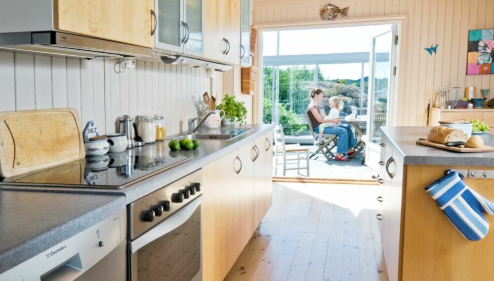 UTSYN: Kjøkkenet er egentlig bare en vegglengde og kjøkkenøya. Fra bortenden av kjøkkenet, der kjøleskap og fryser står, har eierne utsyn mot uteplassen. Lyset flommer inn fra store verandadører. UTSYN: Kjøkkenet er egentlig bare en vegglengde og kjøkkenøya. Fra bortenden av kjøkkenet, der kjøleskap og fryser står, har eierne utsyn mot uteplassen. Lyset flommer inn fra store verandadører.