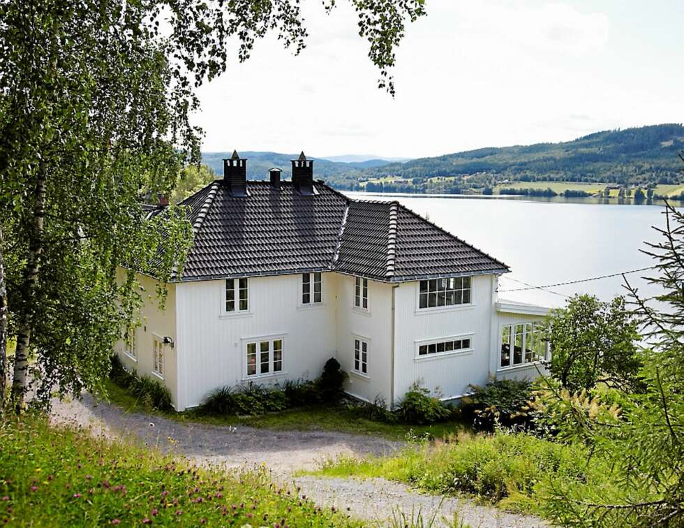 Hyttebesøk til forfatteren Helene Uri. Hyttebesøk til forfatteren Helene Uri.