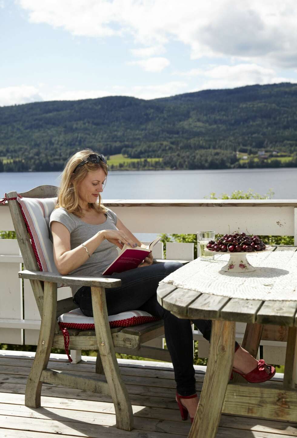 SOMMERIDYLL: Selv om familien bruker hytta hele året, er det ekstra idyllisk om sommeren. Med 50 meter ned til vannet, blir det mye bading, til tross for at det kan være kaldt. SOMMERIDYLL: Selv om familien bruker hytta hele året, er det ekstra idyllisk om sommeren. Med 50 meter ned til vannet, blir det mye bading, til tross for at det kan være kaldt.