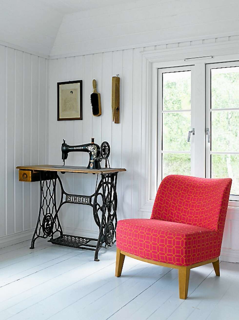 MIKS AV GAMMELT OG NYTT: Den gamle symaskinen sto i et gammelt skredderi tidligere. Den spreke stolen fra Ikea er en tøff fargeklatt i gangen. MIKS AV GAMMELT OG NYTT: Den gamle symaskinen sto i et gammelt skredderi tidligere. Den spreke stolen fra Ikea er en tøff fargeklatt i gangen.