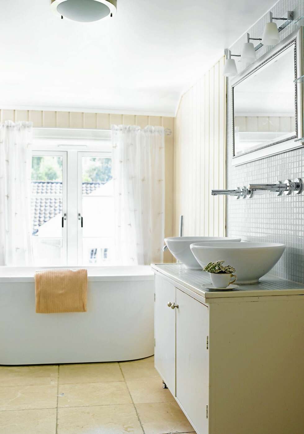 BAD: Det lyse badet er lekkert innredet med duse og delikate farger. BAD: Det lyse badet er lekkert innredet med duse og delikate farger.