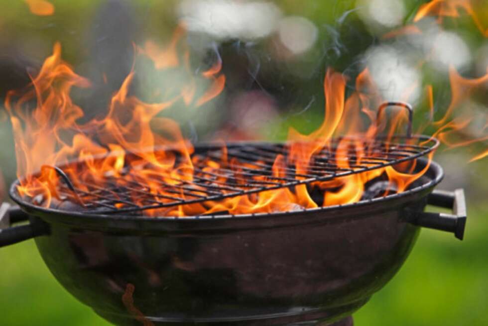 RENGJØRING AV GRILLRIST: Grillekspert Craig Whitson rengjør kullgrillene sine inni hver gang han skal grille. han tar ut ristene, fjerner asken, og bruker en skraper for å få vekk mat- og fettrester som ligger i grillen. RENGJØRING AV GRILLRIST: Grillekspert Craig Whitson rengjør kullgrillene sine inni hver gang han skal grille. han tar ut ristene, fjerner asken, og bruker en skraper for å få vekk mat- og fettrester som ligger i grillen.