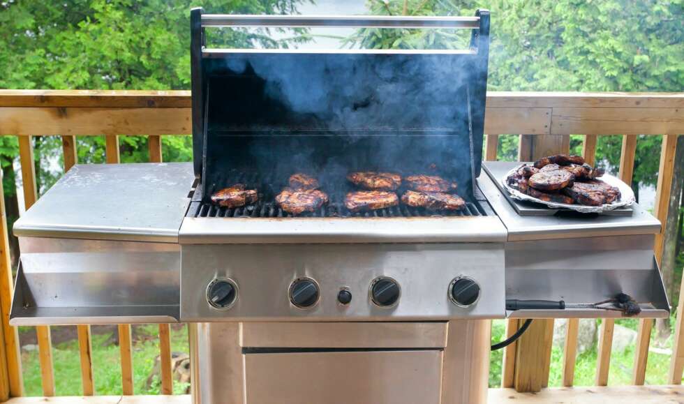 BILPOLISH: Både grillkongen Craig Whitson og grillentusiast Grill-Jon foreslår å bruke bilpolish for å gi grillen en blank og fin overflate. BILPOLISH: Både grillkongen Craig Whitson og grillentusiast Grill-Jon foreslår å bruke bilpolish for å gi grillen en blank og fin overflate.