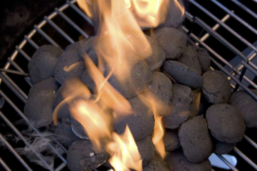 LØSE OPP SOT OG FETT: Et spesialrensemiddel for grillen er effektivt, og løser opp sot og fett i løpet av sekunder. LØSE OPP SOT OG FETT: Et spesialrensemiddel for grillen er effektivt, og løser opp sot og fett i løpet av sekunder.