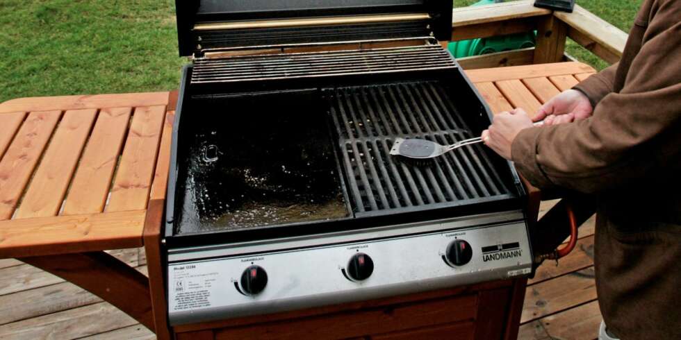 RENGJØRING: Både Elkjøp og Weber anbefaler å rengjøre grillen mens den er varm. Men vær forsiktig og gjør det riktig! RENGJØRING: Både Elkjøp og Weber anbefaler å rengjøre grillen mens den er varm. Men vær forsiktig og gjør det riktig!