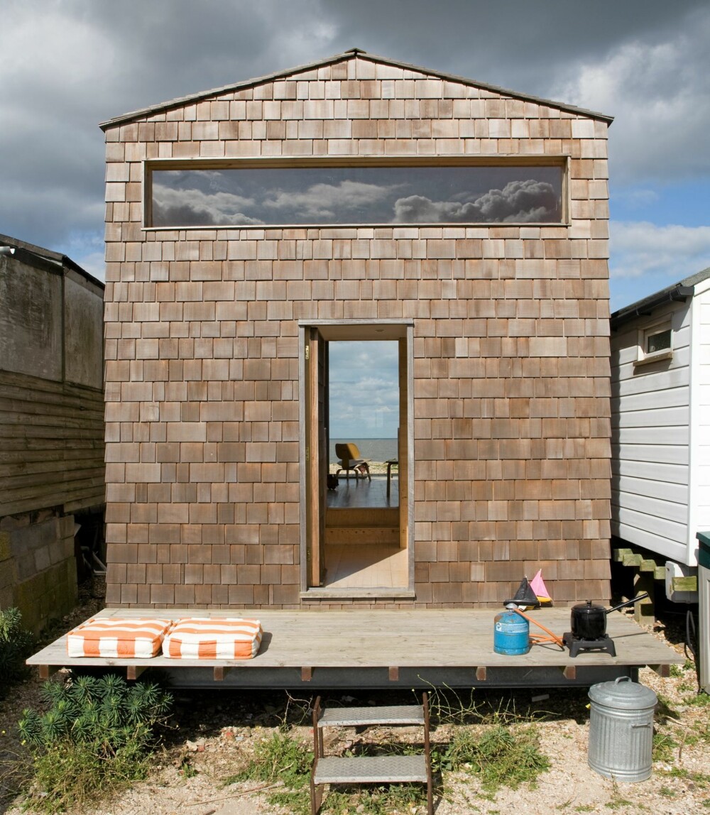 GJENNOMGÅENDE: Fra baksiden av hytta ser man rett gjennom til sjøen på andre siden. Det er terrasse på begge sider av hytta. GJENNOMGÅENDE: Fra baksiden av hytta ser man rett gjennom til sjøen på andre siden. Det er terrasse på begge sider av hytta.