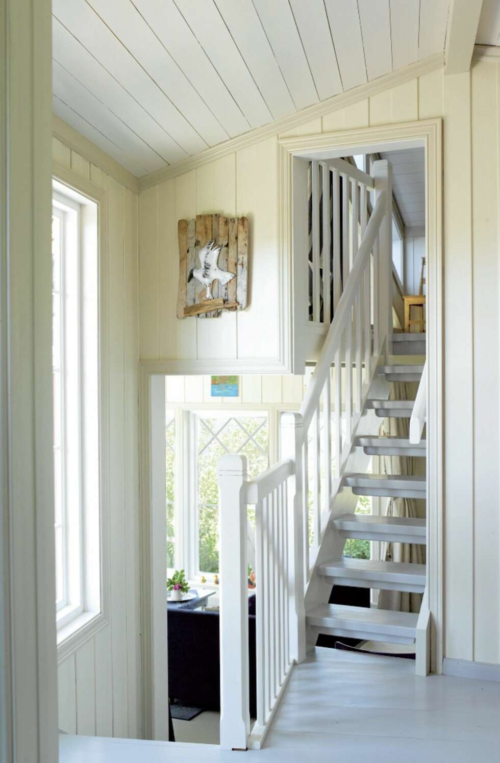 Trinn på trinn: Mellom den gamle og nye delen av hytta går en smal trapp til hemsen. Trinn på trinn: Mellom den gamle og nye delen av hytta går en smal trapp til hemsen.